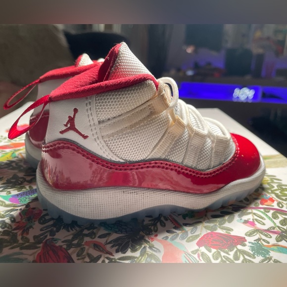 Toddler Jordan 11 - Picture 11 of 16